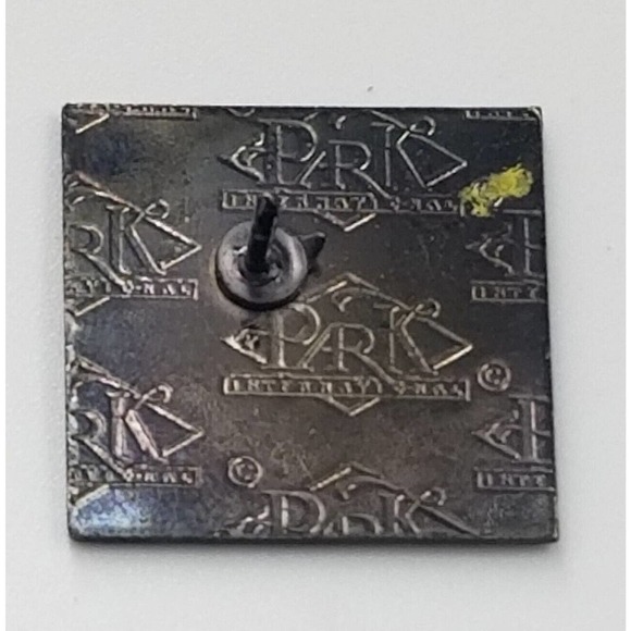 Moose Crossing Minnesota Warning Sign Animal Yellow Brown Lapel Pin Souvenir - Picture 4 of 4